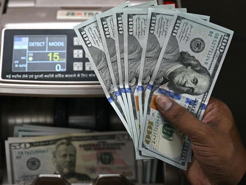 Частка долара у міжнародних розрахунках впала до мінімуму з 2024 року