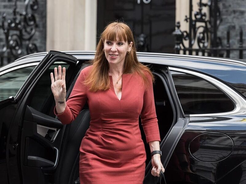 “Через податкову помилку”: заступниця прем’єра Британії подала у відставку