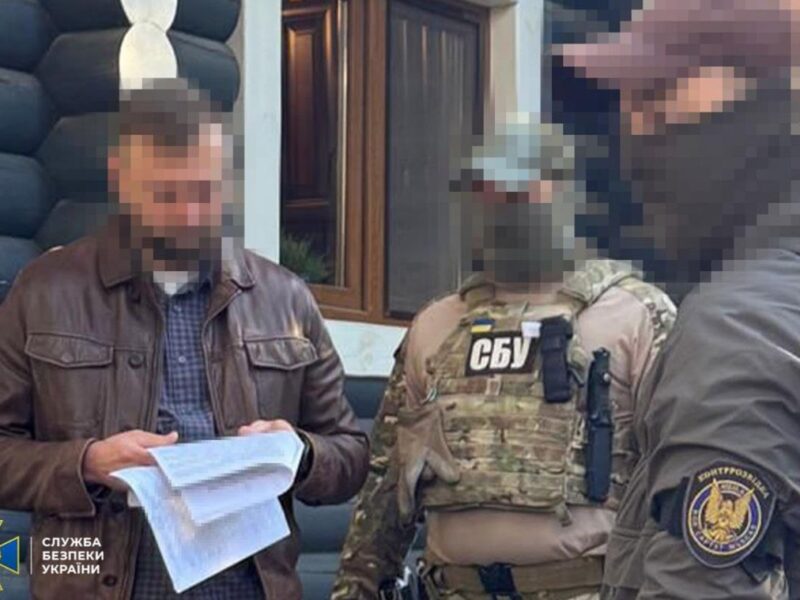 Чиновник МЗС продавав росіянам паспорти для “легалізації” в ЄС