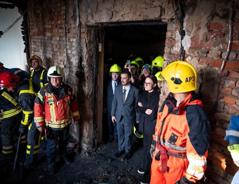 Іноземним дипломатам показали пошкоджену атакою РФ будівлю Кабміну