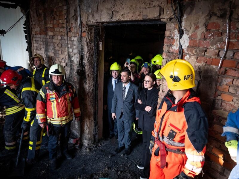 Іноземним дипломатам показали пошкоджену атакою РФ будівлю Кабміну