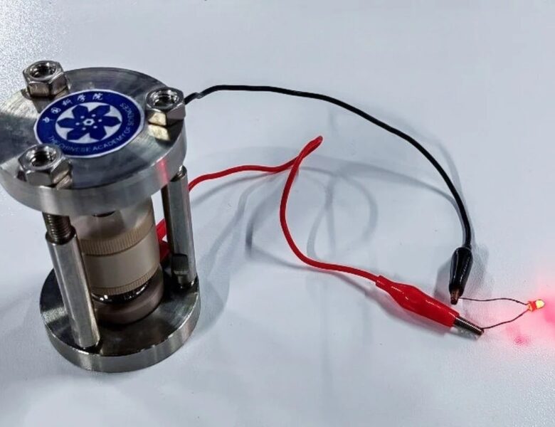 Китайські вчені створили батарею у шість разів місткішу за літій-іонні