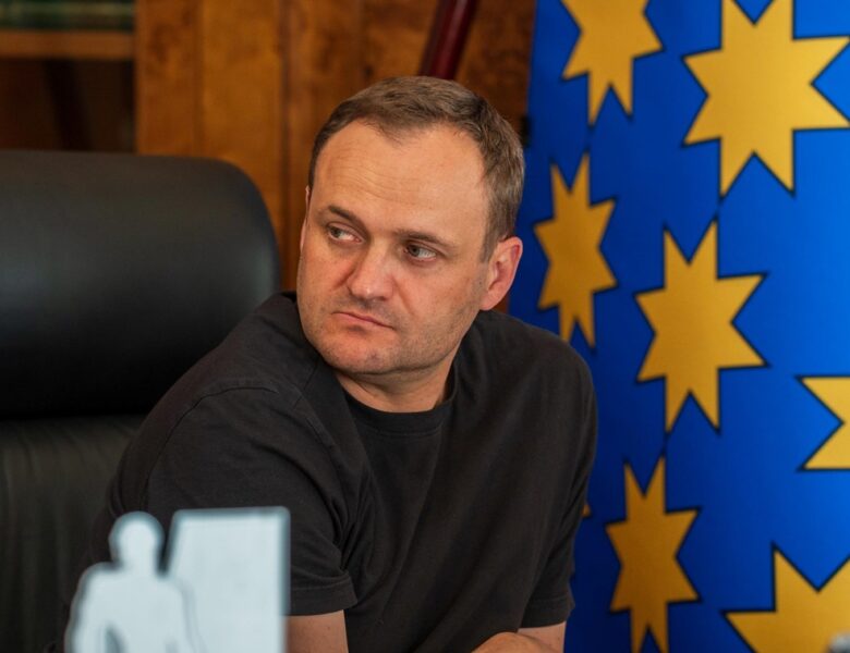 Кулеба анонсував захист прифронтових доріг протидроновими сітками