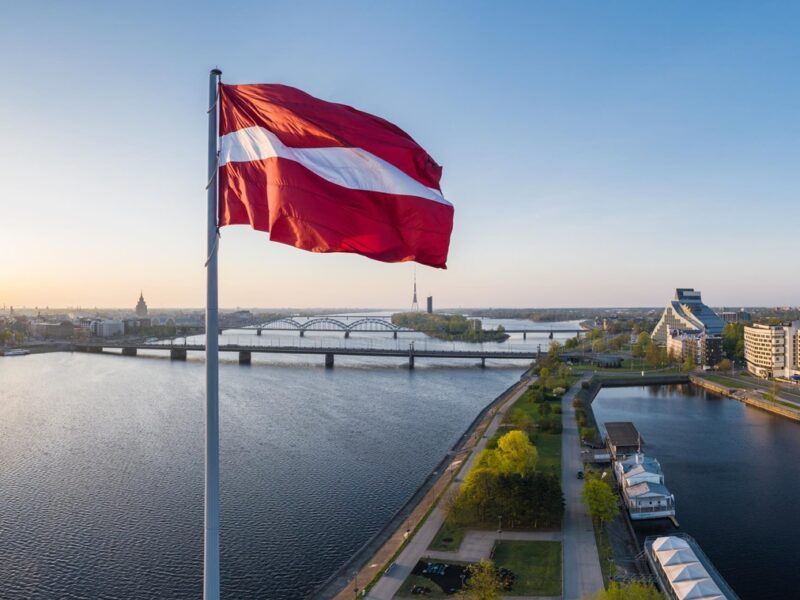 Латвія вимагає від понад 840 росіян покинути країну