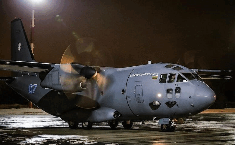 Літак з президентом Литви не міг приземлитися через повідомлення про дрон