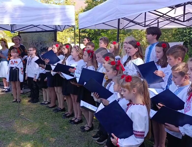 Виступ учнів перед початком дискусійного клубу “Мистецтво без меж: долаємо стереотипи”