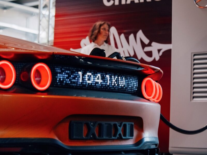 Mercedes AMG представила мегаватну зарядку для електромобілів