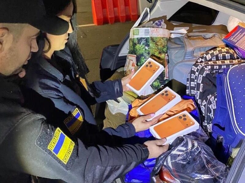 Митники зупинили спробу контрабанди IPhone 17