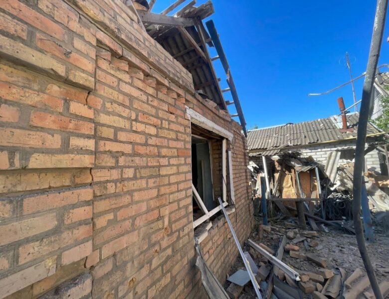 На Дніпропетровщині через обстріл загинула жінка, поранені двоє чоловіків