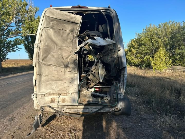 На Донеччині дрон РФ поцілив по мікроавтобусу, троє поранених