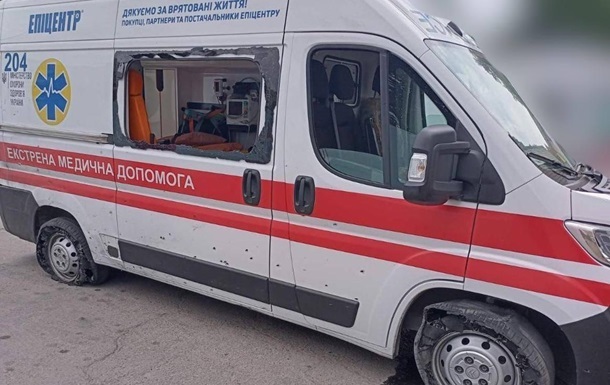 На Харківщині росіяни обстріляли “швидку”, поранені двоє медиків