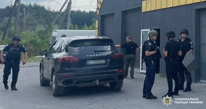 На Львівщині сталась стрілянина у приміщенні автосервісу, є загиблі