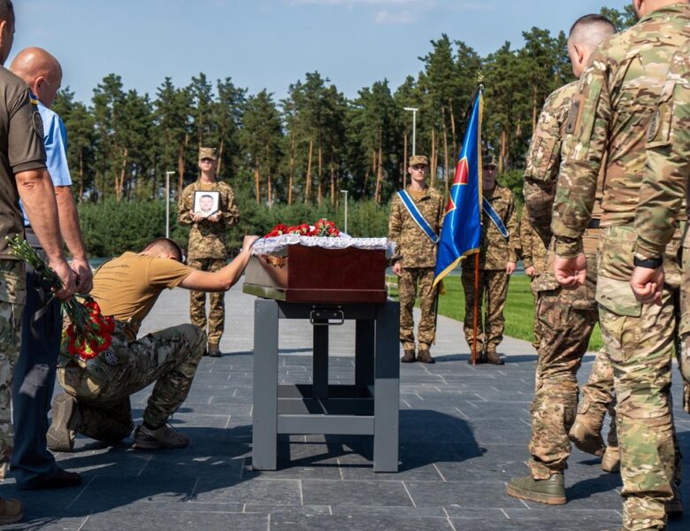 На НВМК поховали першого упізнаного захисника