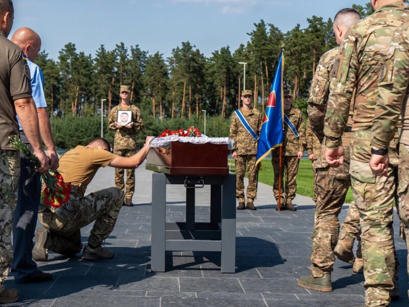 На НВМК поховали першого упізнаного захисника