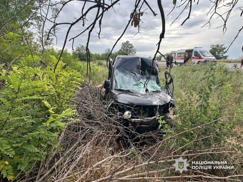 На Одещині мікроавтобус врізався у вантажівку, серед постраждалих дитина