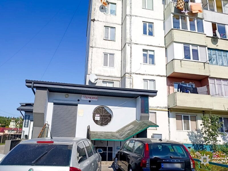 На Рівненщині трирічна дитина випала з шостого поверху