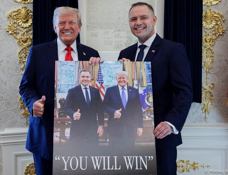 Навроцький показав подарунок, який отримав від Трампа