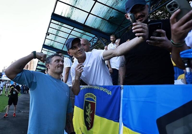 Не дотягнули: Усик і зірки футболу програли португальцям