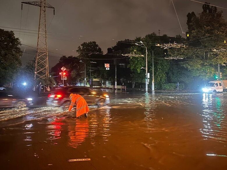 Негода в Одесі: вулиці підтоплені, водолази шукають зниклу людину