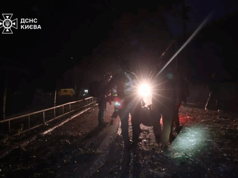 Обстріл Києва: патрульні показали перші хвилини після удару