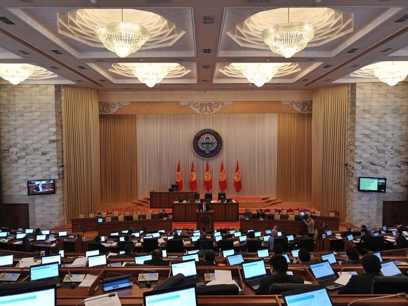 Парламент Киргизстану вперше в історії підтримав саморозпуск