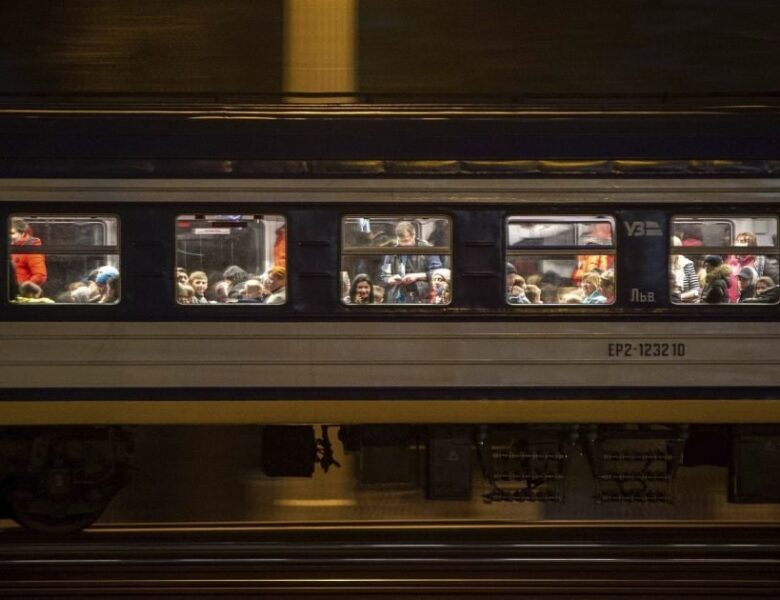 Пасажирів міжнародного потяга евакуювали через вибухи на Київщині – ЗМІ