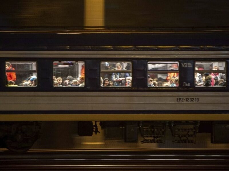 Пасажирів міжнародного потяга евакуювали через вибухи на Київщині – ЗМІ