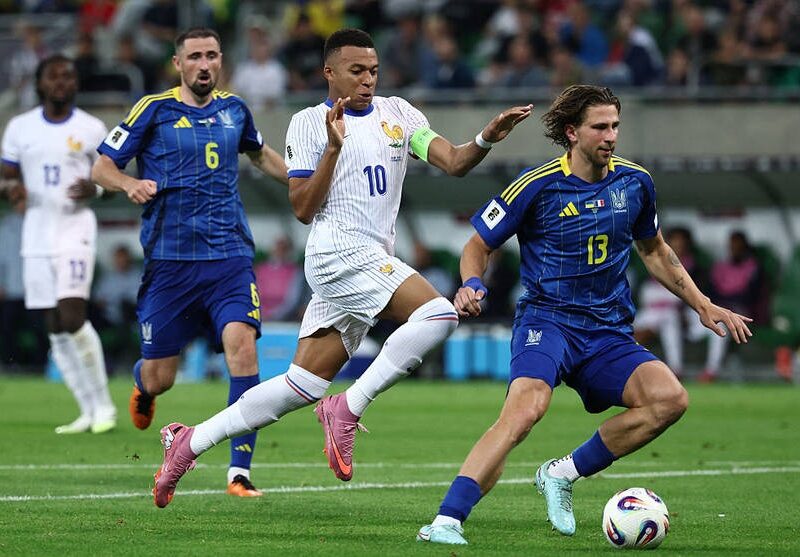 Переможні французи збиткують над збірною України з рахунком 2:0