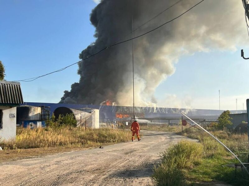 Під Києвом горить логістичний центр піля атаки РФ