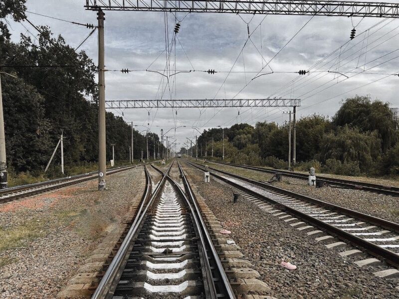 Під Києвом пасажирський поїзд на смерть збив пенсіонерку