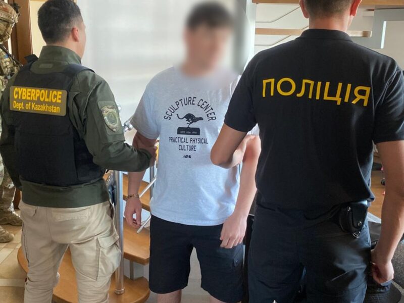 Понад 300 ошуканих: в Чернівцях викрили кол-центр