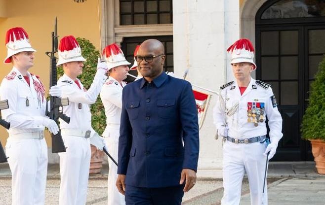 Посла ПАР знайшли мертвим під готелем в Парижі