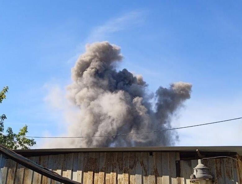 Потужні прильоти у Донецьку: над містом видно дим