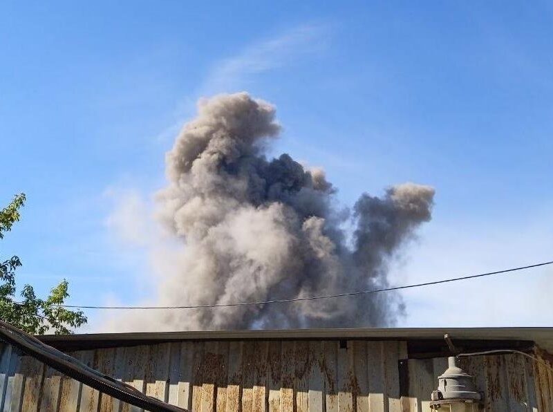 Потужні прильоти у Донецьку: над містом видно дим