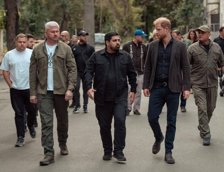 Принцу Гаррі показали у Києві місце атаки Росії