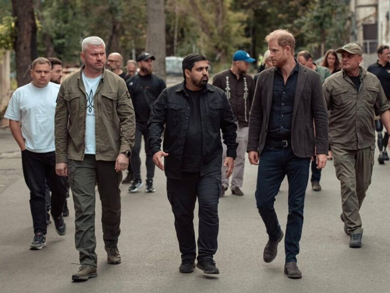 Принцу Гаррі показали у Києві місце атаки Росії