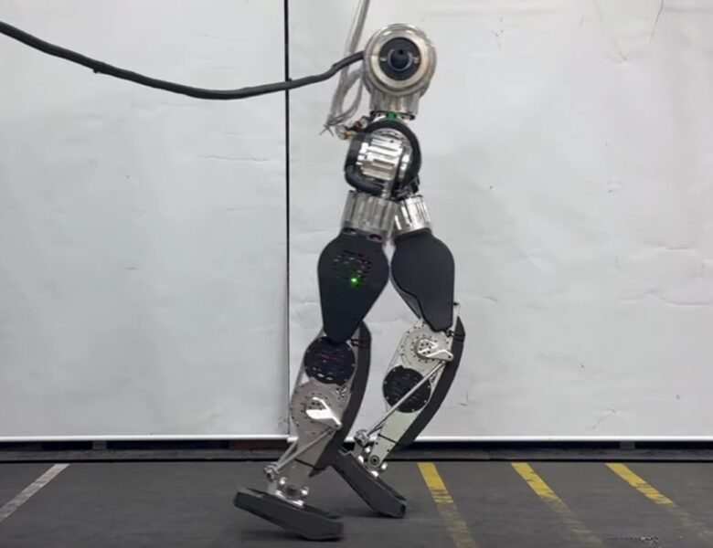 Робот з Південної Кореї виконав “місячну ходу” на відео