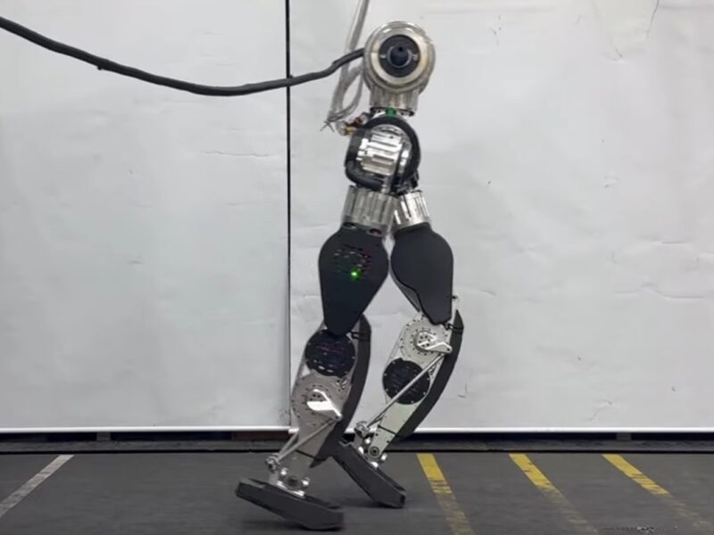 Робот з Південної Кореї виконав “місячну ходу” на відео