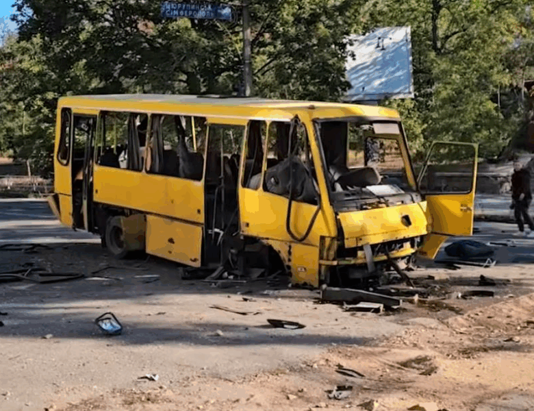 Росіяни обстріляли Херсон: влучили в маршрутку