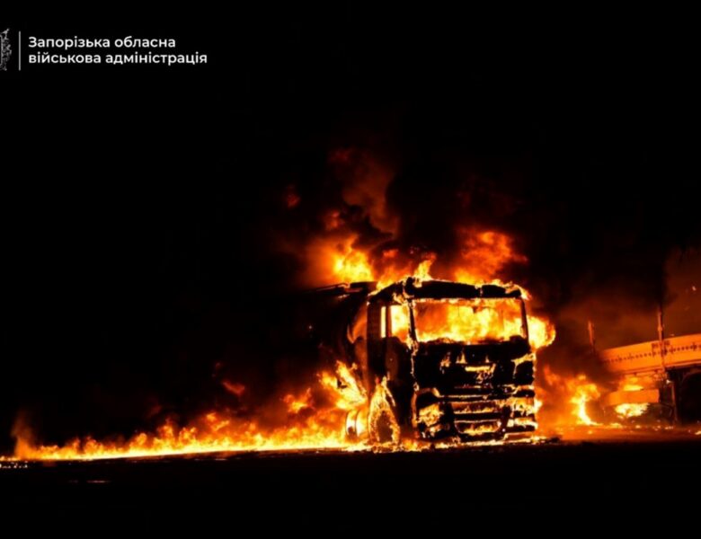 Росіяни обстрілюють Запоріжжя: руйнування і пожежа