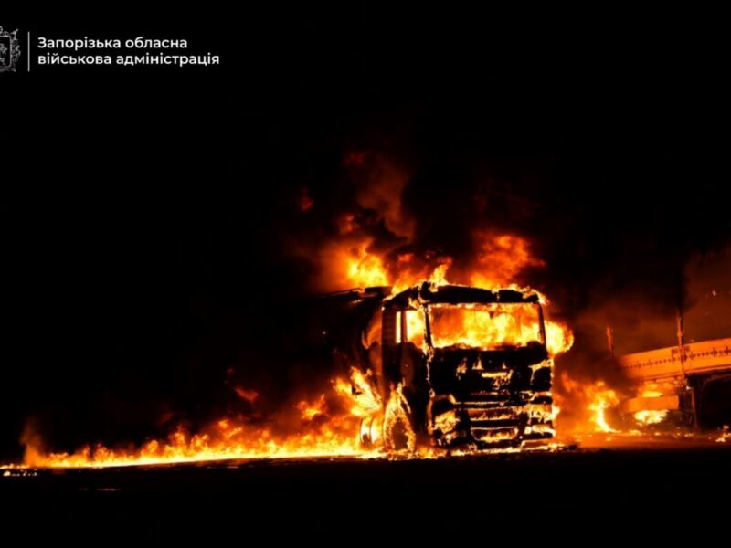 Росіяни обстрілюють Запоріжжя: руйнування і пожежа