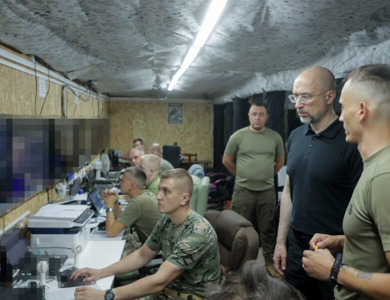 Шмигаль відвідав військових на фронті