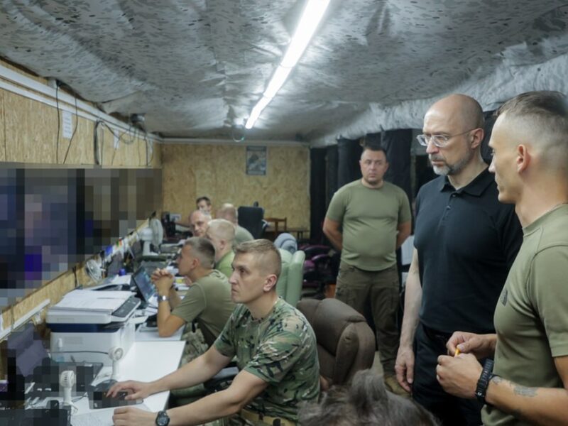 Шмигаль відвідав військових на фронті