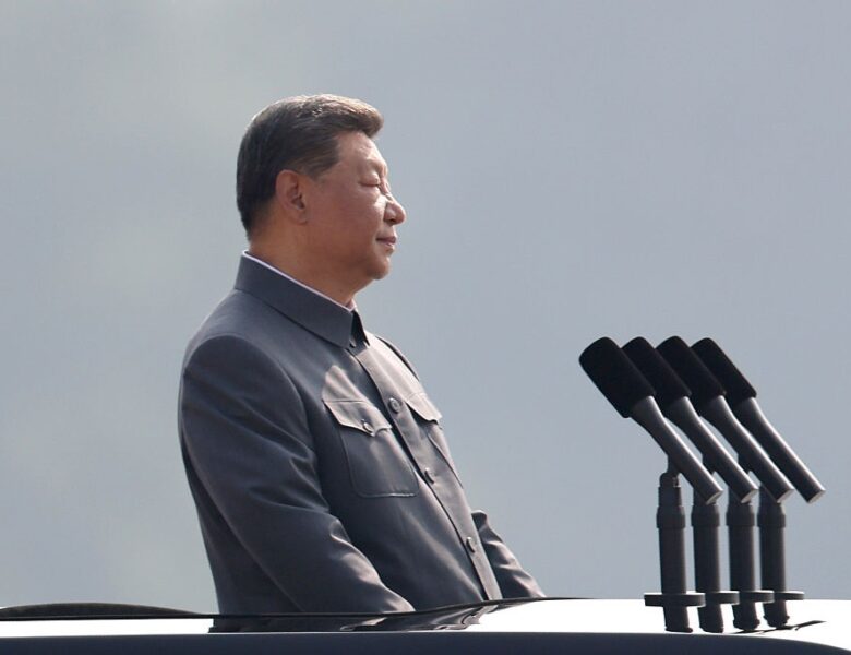 Сі заявив про “вибір між війною і миром” на військовому параді з Путіним