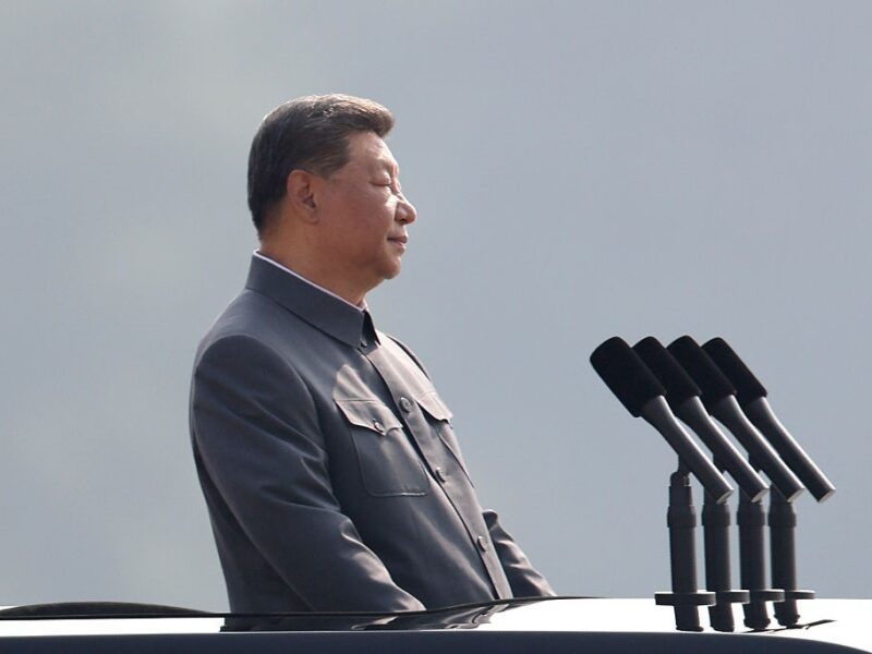 Сі заявив про “вибір між війною і миром” на військовому параді з Путіним