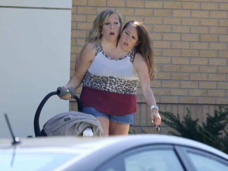 Сіамські близнючки Еббі та Бріттані вперше стали мамами – ЗМІ