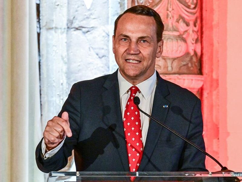 Сікорський: Путін насміхається з Трампа