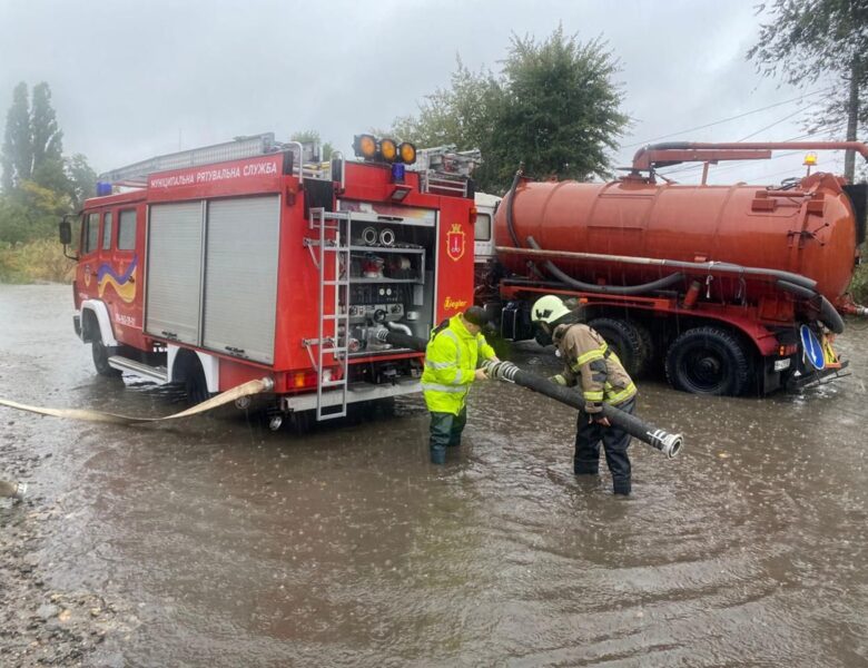 Сильна злива затопила вулиці Одеси