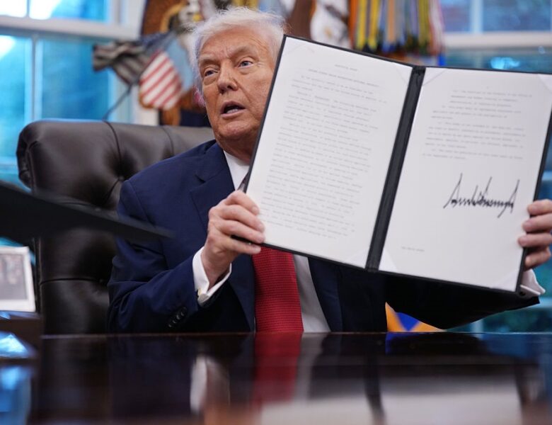 Трамп оголосив нові мита на імпорт ліків, вантажівок і меблів