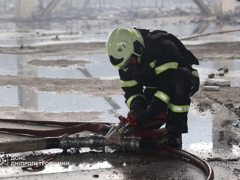 У Дніпрі ліквідували масштабну пожежу